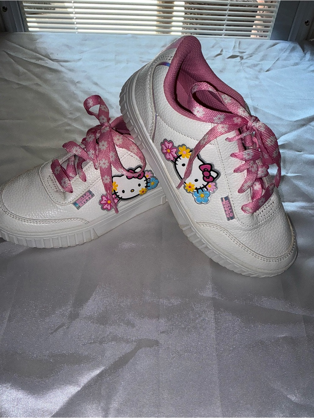 Hello Kitty 🐱 Girls Casual Court Sneakers Size 3 - Picture 6 of 15